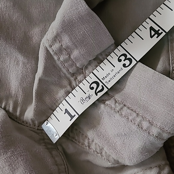 The North Face Women's Khaki Shorts, Size 8 - Picture 5 of 9